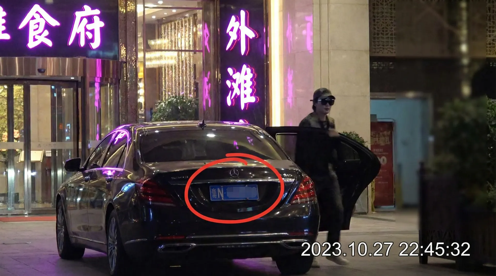 波波娱乐 - 豪车餐厅外偷拍